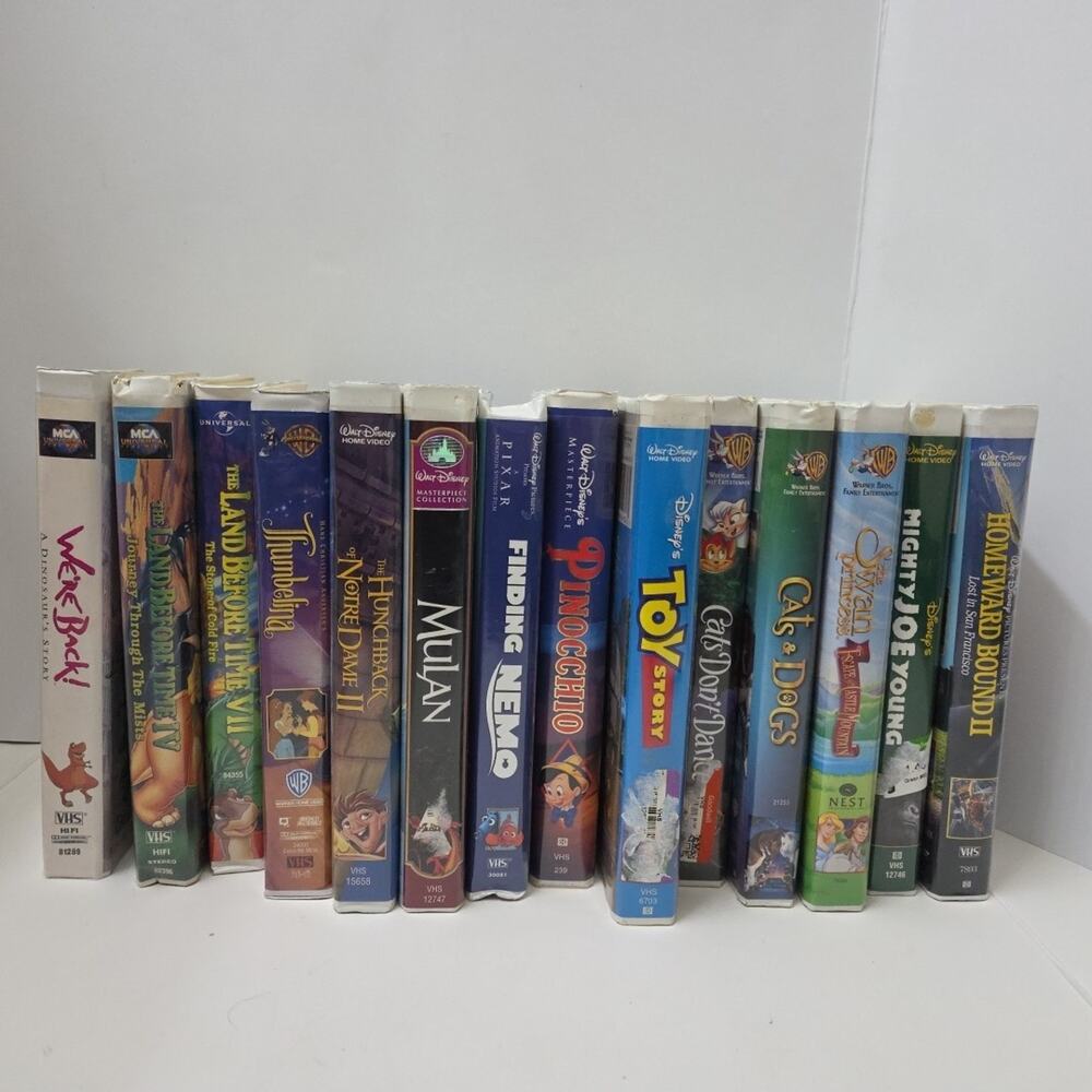 Huge Lot Of 14 VHS Disney + Warner Bros Clamshell Movies Animated Live Action